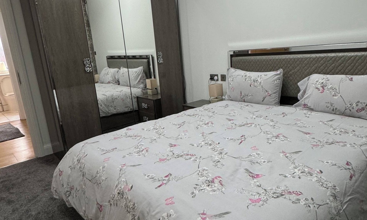 Heston Central Apartment | 3 Bedroom Flat, Balconies, 2 Bathrooms, Living area & Free Parking near Heathrow