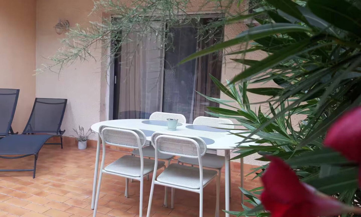 Les Hauts de Canet Apartment | Air-conditioned 2-bedroom apartment on the garden level/Free access to the pools and club/Large 20m2 terrace