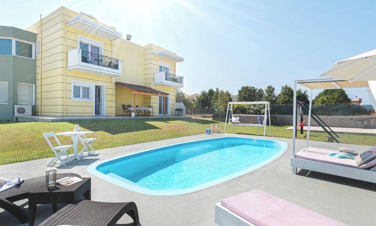 Petaloudes Villa | Beachclose, Private Pool, Gym: Sunny Breeze Villa