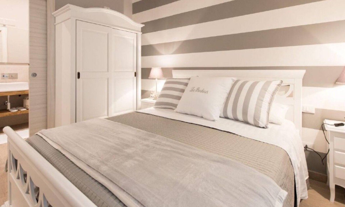 La Spezia Historic Centre House | Behind the front door you will find an exclusive atmosphere, finely furnished with shabby chic details and equipped with every comfort.This is La Bonheur!At the entrance a hallway leads to 2 double rooms with beautiful en-suite bathrooms.Perfect to enjoy