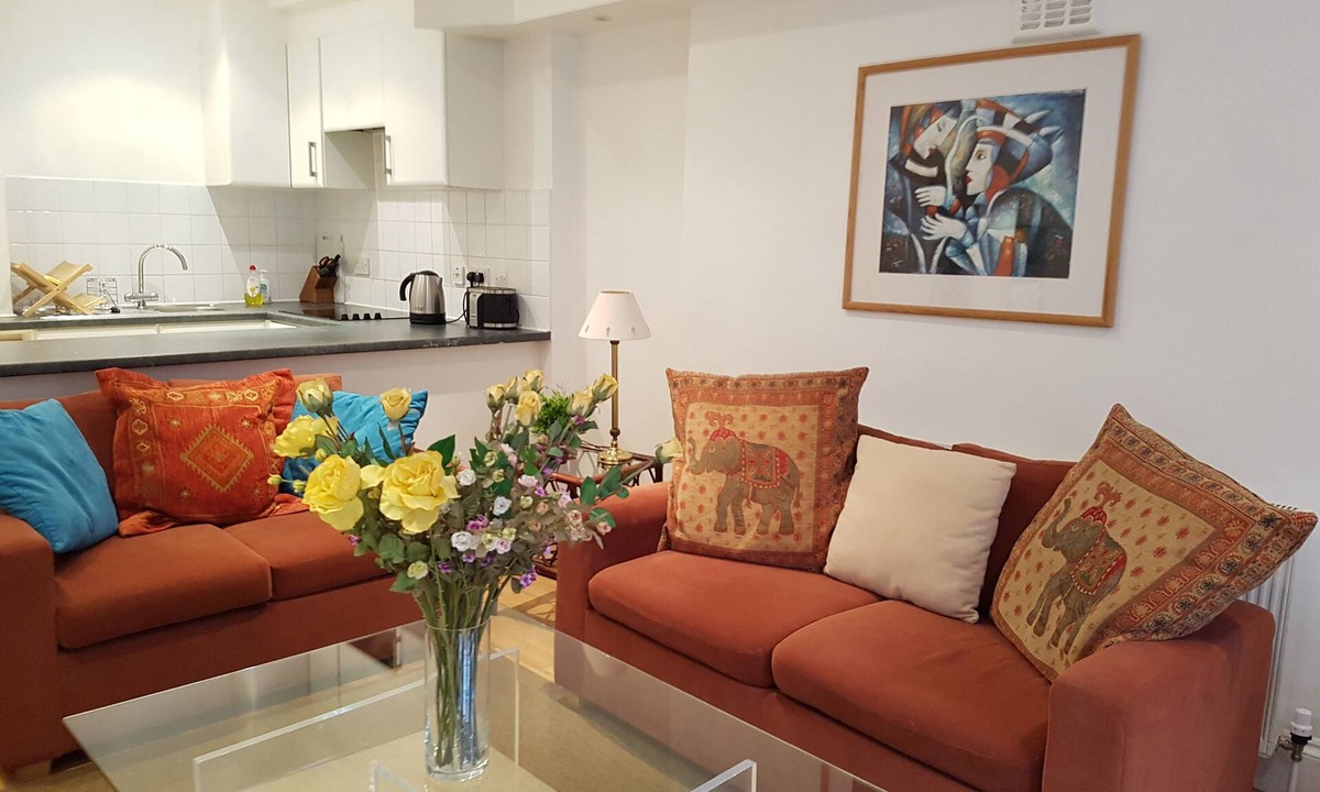 Addison Apartment | Bright Garden Flat w/Patio | 5★ Reviews | 5 min to Tube & Westfield