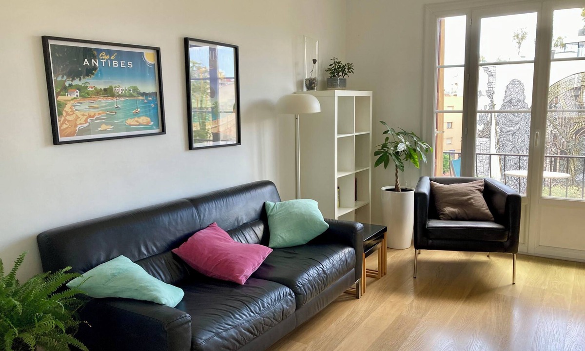 Antibes City Centre Apartment | Bright, modern apartment in town center