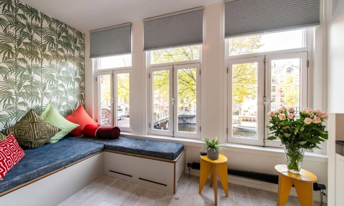 Grachtengordel-West Apartment | Canal-View Studio for 2 · Smart TV · Steps to Anne Frank House, Jordaan
