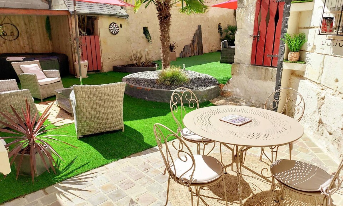 Bourgueil Cottage | Charming Bourgueil Getaway: Spa, Garden, Modern Amenities, Near Loire Châteaux
