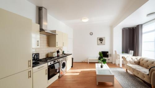 Limehouse Apartment | Charming Riverside flat with Covered Parking