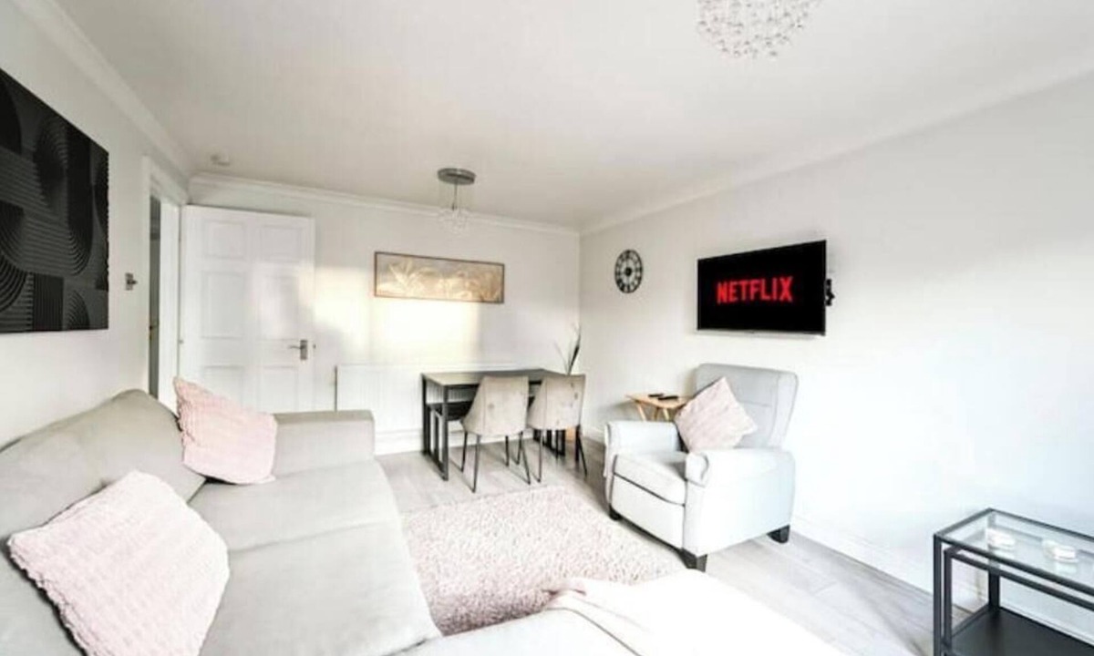 Bensham Manor Apartment | Chic Thornton Heath Flat with Hot Tub – Relax & Explore London