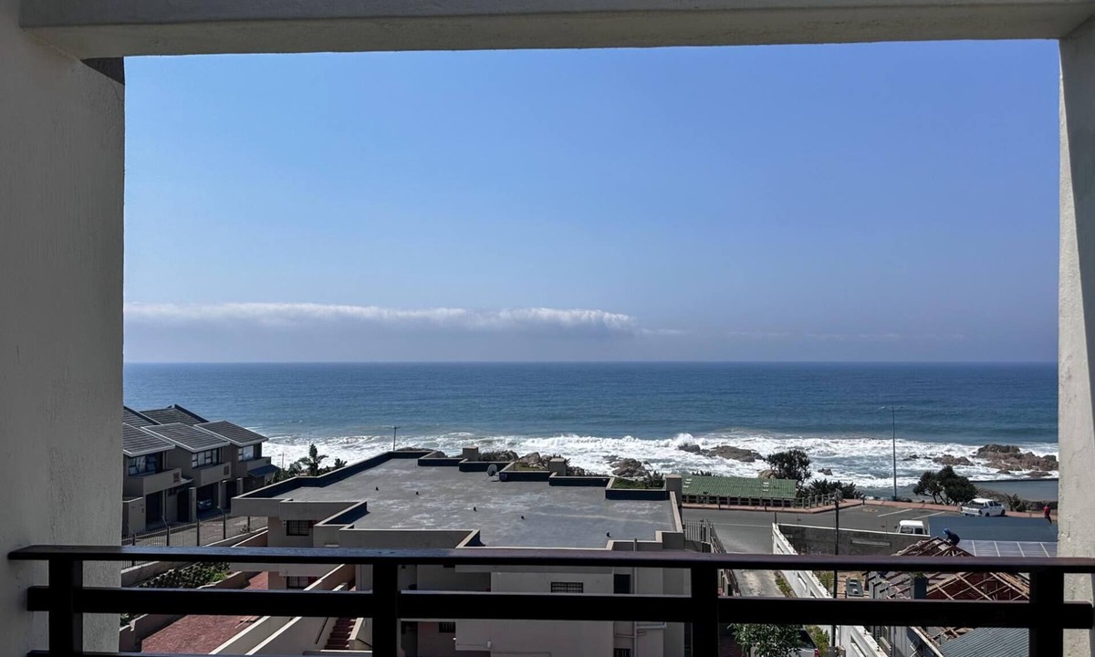 Margate Apartment | Coastal Charm | Balcony | Sea View | Pool