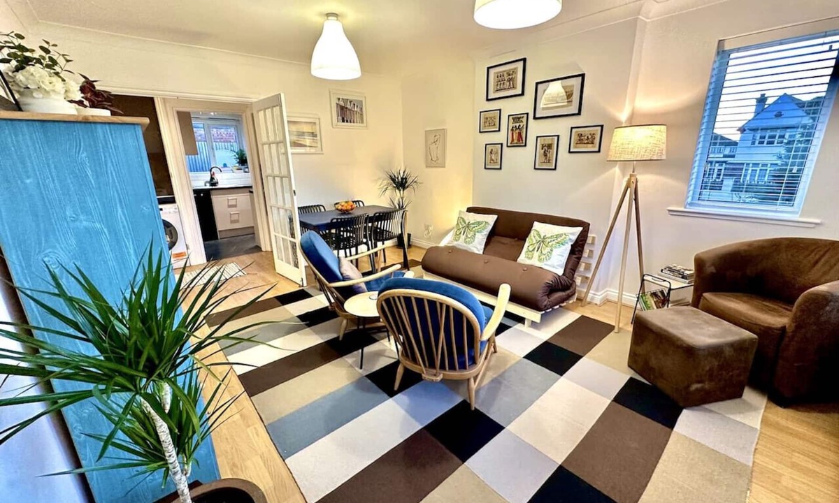 Hale Apartment | Comfortable 2-bed home with full kitchen near transport links