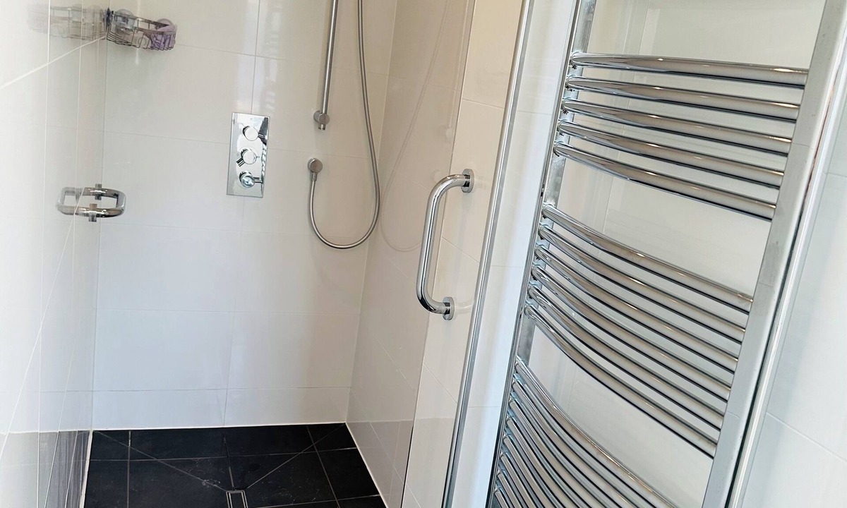 Chadwell Heath Boat Rental | Convenient & spacious house close to golf club and easy links to central London.
