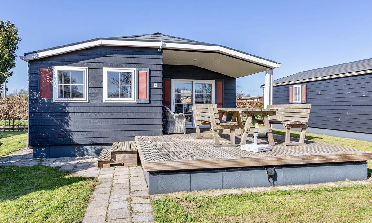 Giethoorn House | Cosy detached chalet with hardwood veranda and all the comfort you need for a relaxing stay in the car-free heart of Giethoorn.