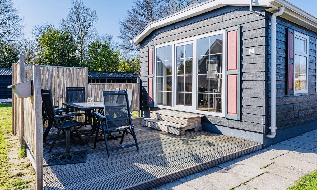 Giethoorn House | Detached chalet for 6 guests with spacious wooden deck and three bedrooms, located in car-free Giethoorn village.