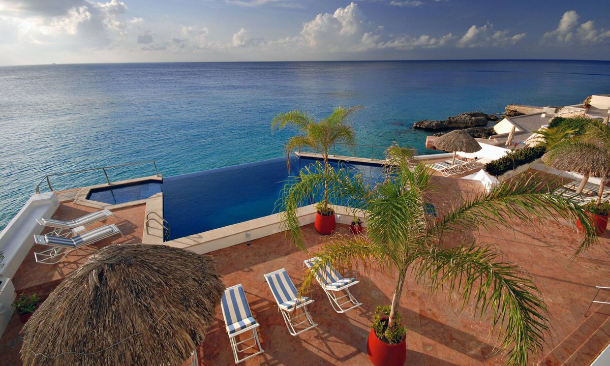 Zona Hotelera Norte Condo | Dramatic Oceanfront Condo with Double Master Suites