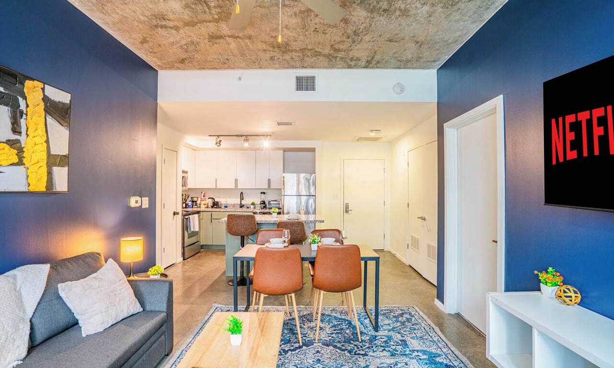 Evans Churchill Apartment | DT PHX Apt| Pool, Gym, Parking & Balcony