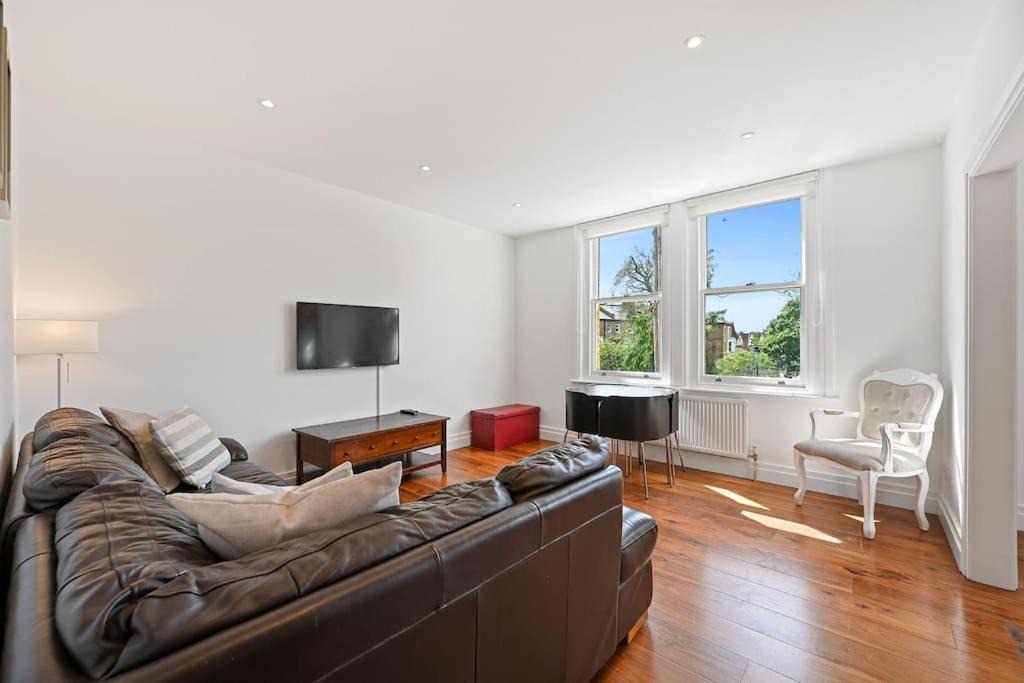 Ealing Common Apartment | Ealing Broadway - Lovely 2-bedroom flat with offstreet parking