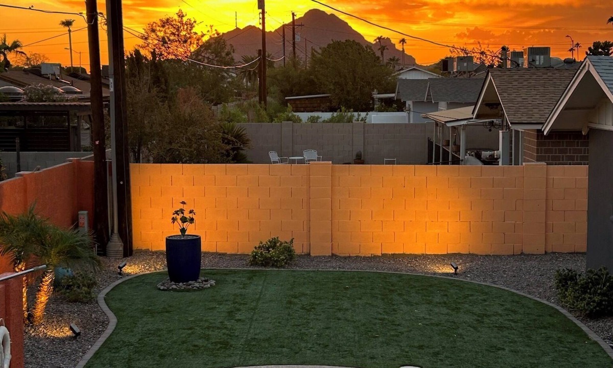 Park Scottsdale One House | Epic VACATION Adventure– Heated Pool, 86” Smart TV, Wolf Den + 5 Min to Old Town