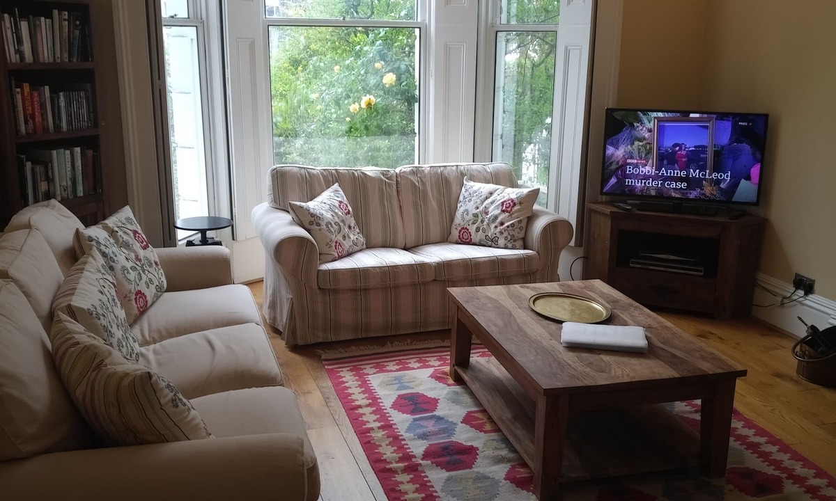 Holland Park Apartment | Exceptional guest rated 1 bedroom Kensington apartment with Super Wifi
