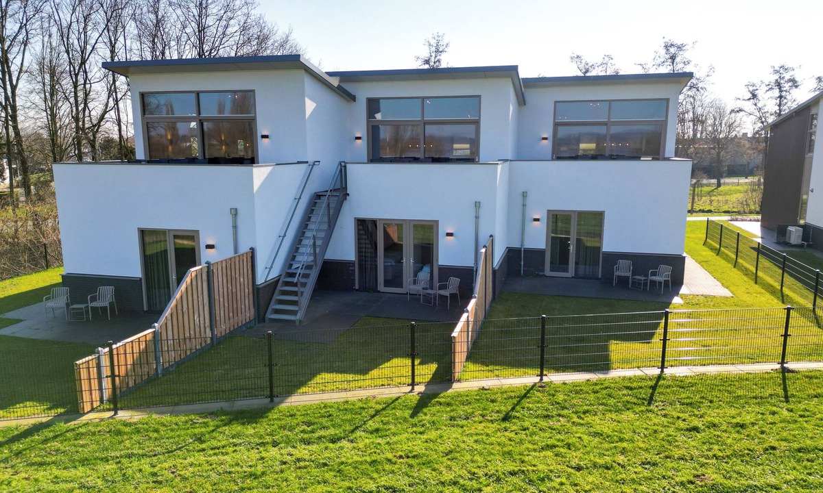 Giesbeek House | Experience the ultimate holiday feeling in a stylish waterfront holiday home, with the beach within walking distance. Located close to the Hoge Veluwe National Park and the beautiful Posbank – ideal for nature lovers, hikers, and cyclists.