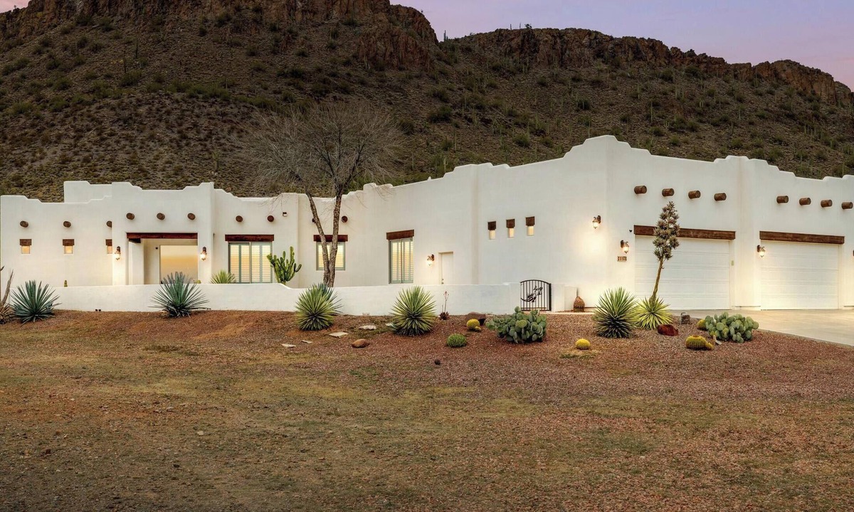 Phoenix House | Falling Star by LuxeKey: Southwest Charm w/Mountain Views & Pool