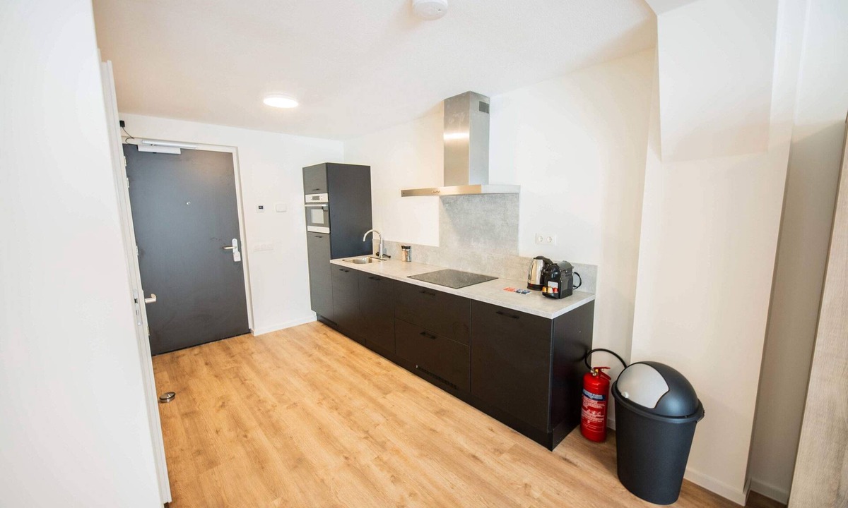 Kop van Zuid Apartment | Fluffy serviced studio apartment 44m2 -PRH11F-