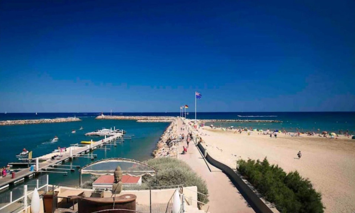 Le Port Apartment | Fully-equipped T2 apartment in Port de Canet-en-Roussillon, ground floor, near beach.