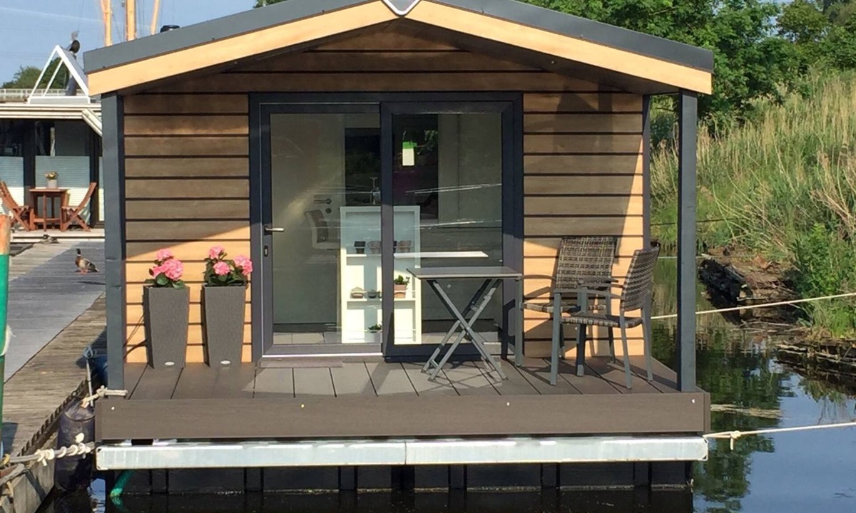 Rustersiel Apartment | Hausboot KHT 1 Lacet mit Elektrokamin im Salon, 1 Schlafraum, Küche, Duschbad m by Interhome