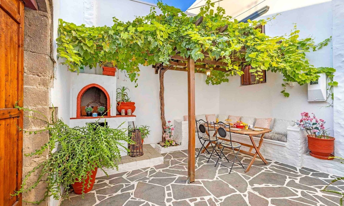 Kallithea House | Holiday Home 'Beautiful Historic House' with Private Garden, Wi-Fi and Air Conditioning
