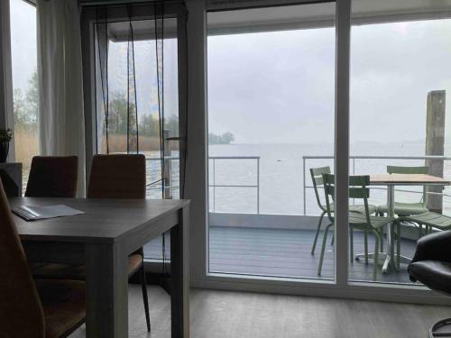 Biddinghuizen Boat Rental | Houseboot Cormorant, lake view