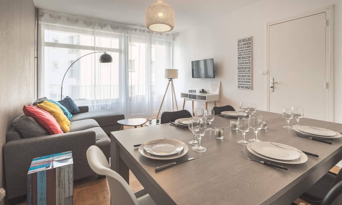 Republique Apartment | Le Repaire : Hyper center, 3 bedrooms, Balcony & Parking