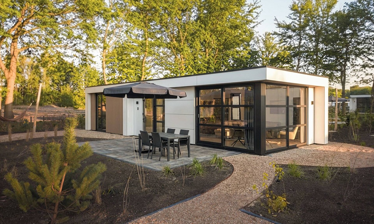 Vogelenzang House | Luxurious and sustainable 4-person holiday villas with high windows, completely gas-free and equipped with solar panels. Enjoy a stylish living room, luxury kitchen, two comfortable bedrooms and a spacious bathroom with rain shower. Including made be