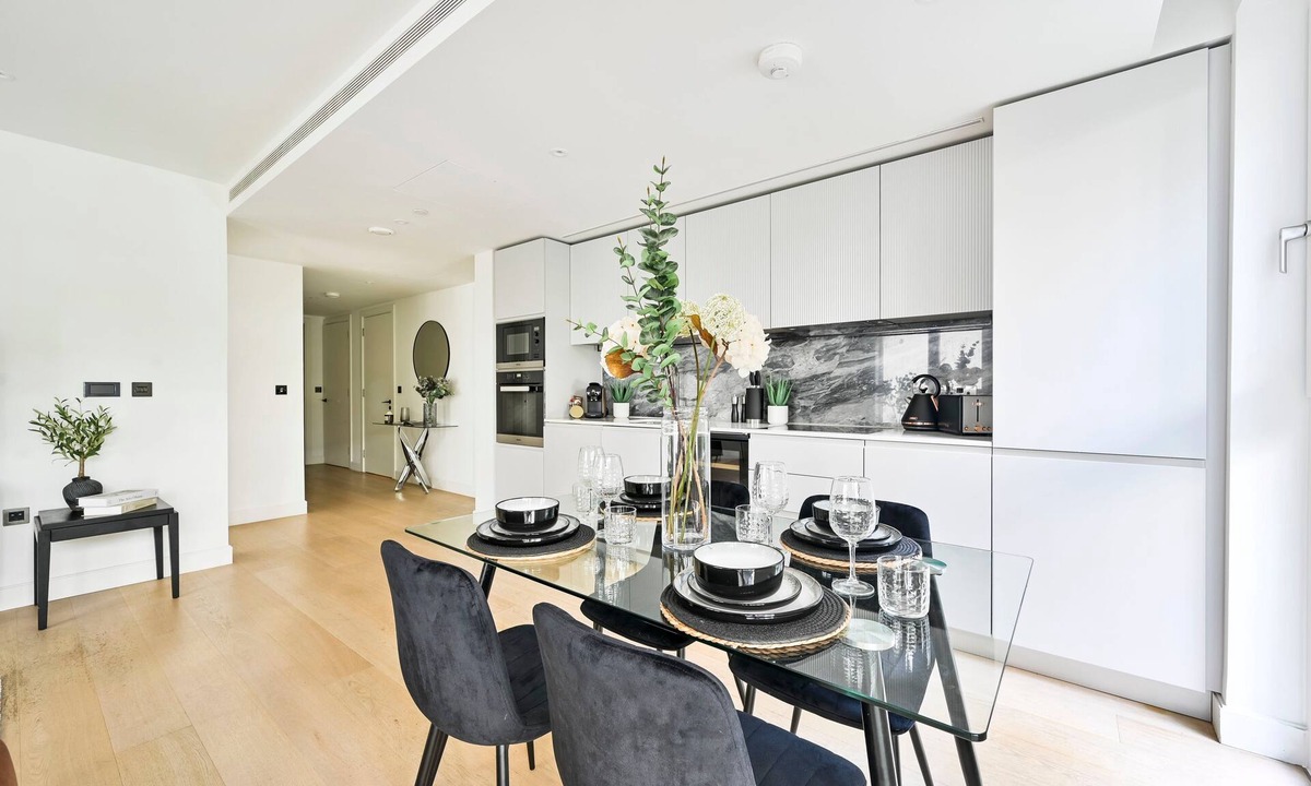 White City Apartment | Luxurious West London Flat | 2min to Westfield & Tube | WiFi