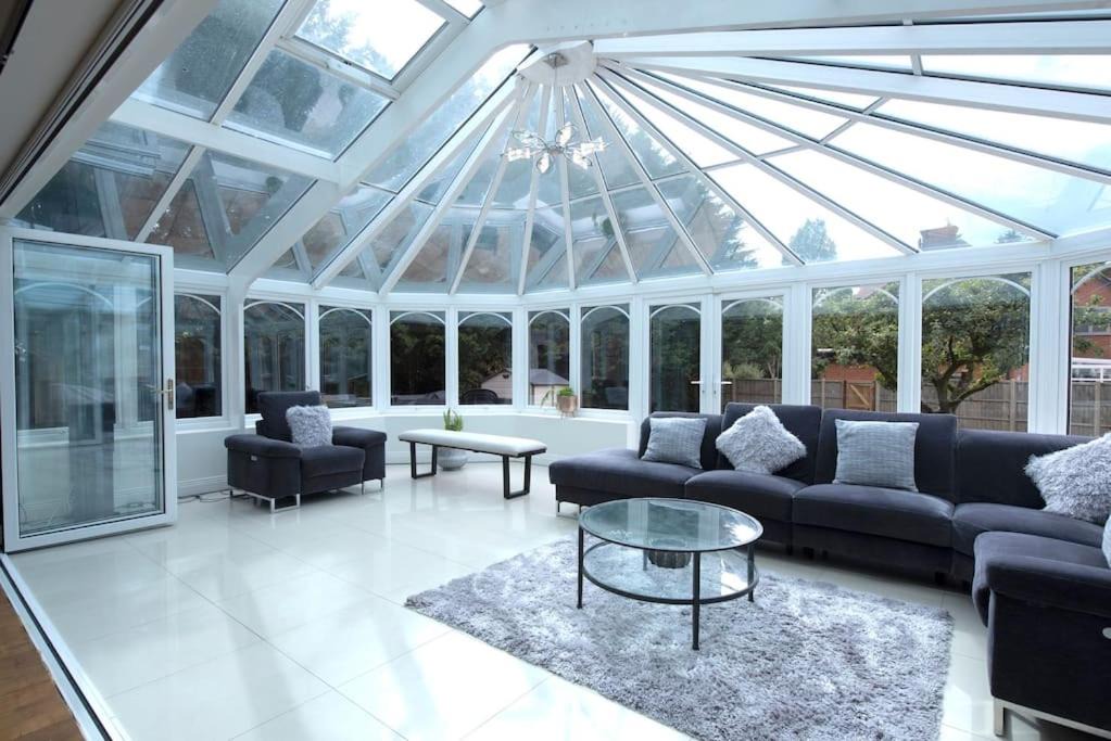 Northwood House | Luxury 6 bedroom house with parking - Northwood