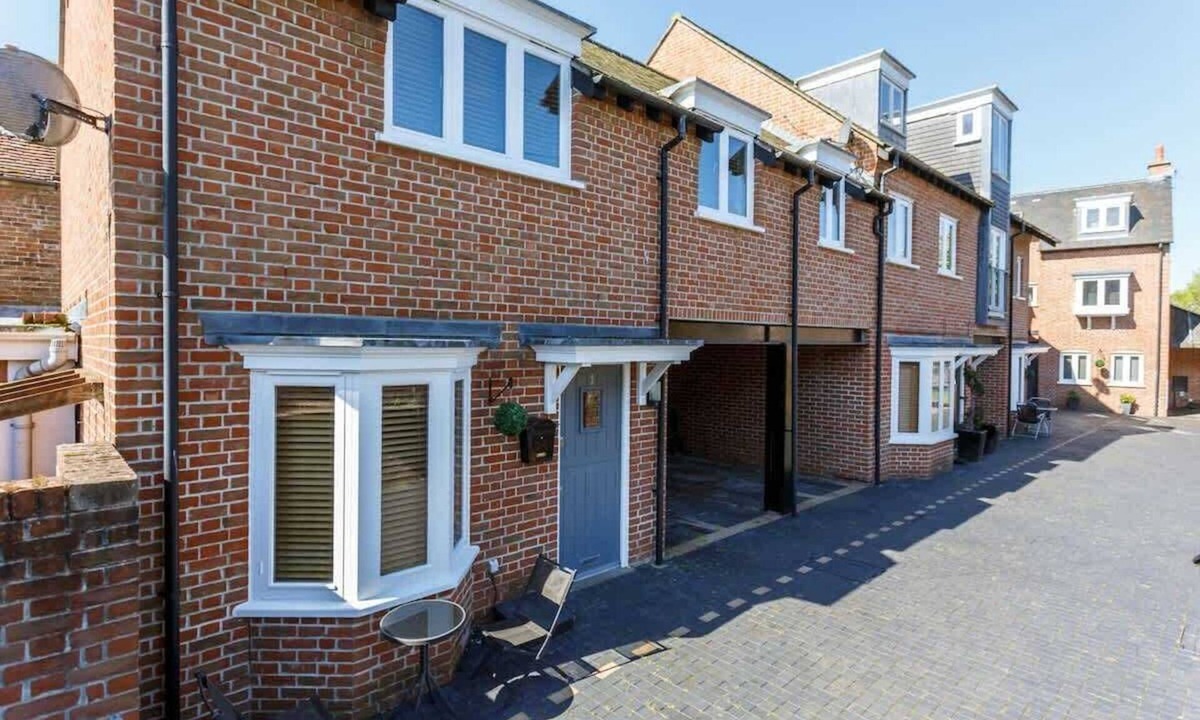 Poole House | Magnolia House - Townhouse in Old Town Poole