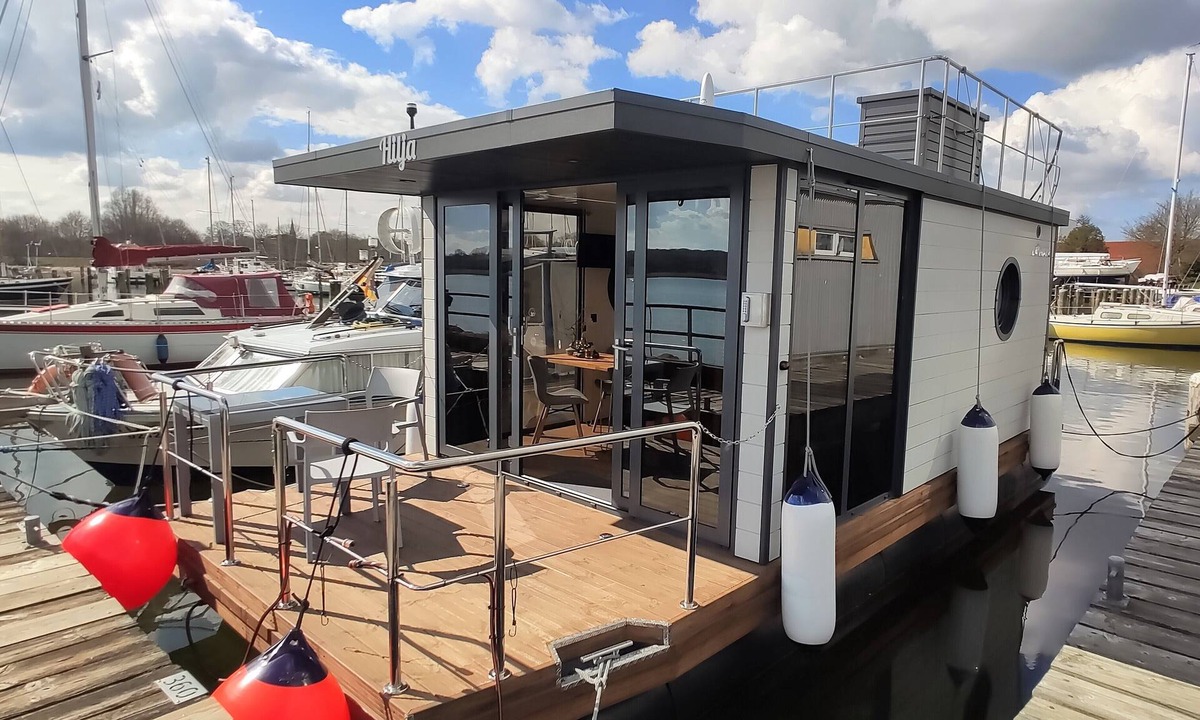 Schleswig Boat Rental | Relaxing vacation on houseboat Hilja with a great view of the Schlei (dog-friendly)
