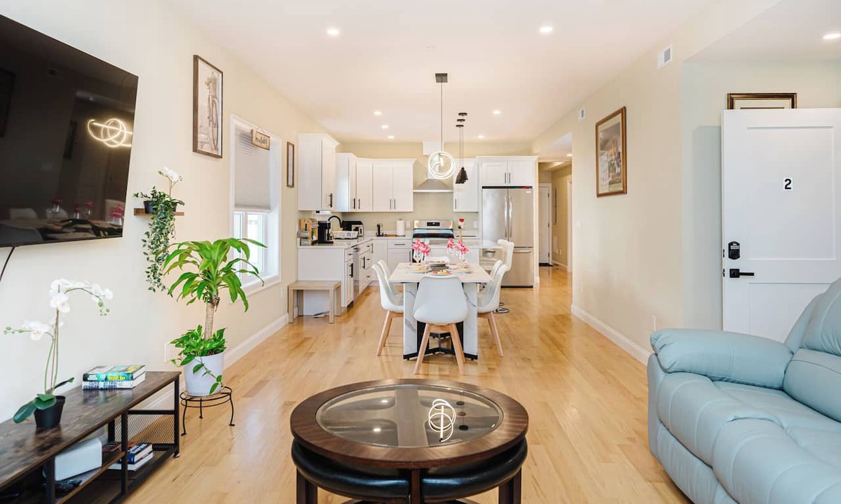 West Codman Hill - West Lower Mills Apartment | Renovated & Bright 3BR 2BA Boston - Parking, Laundry & AC Near Franklin Park 602