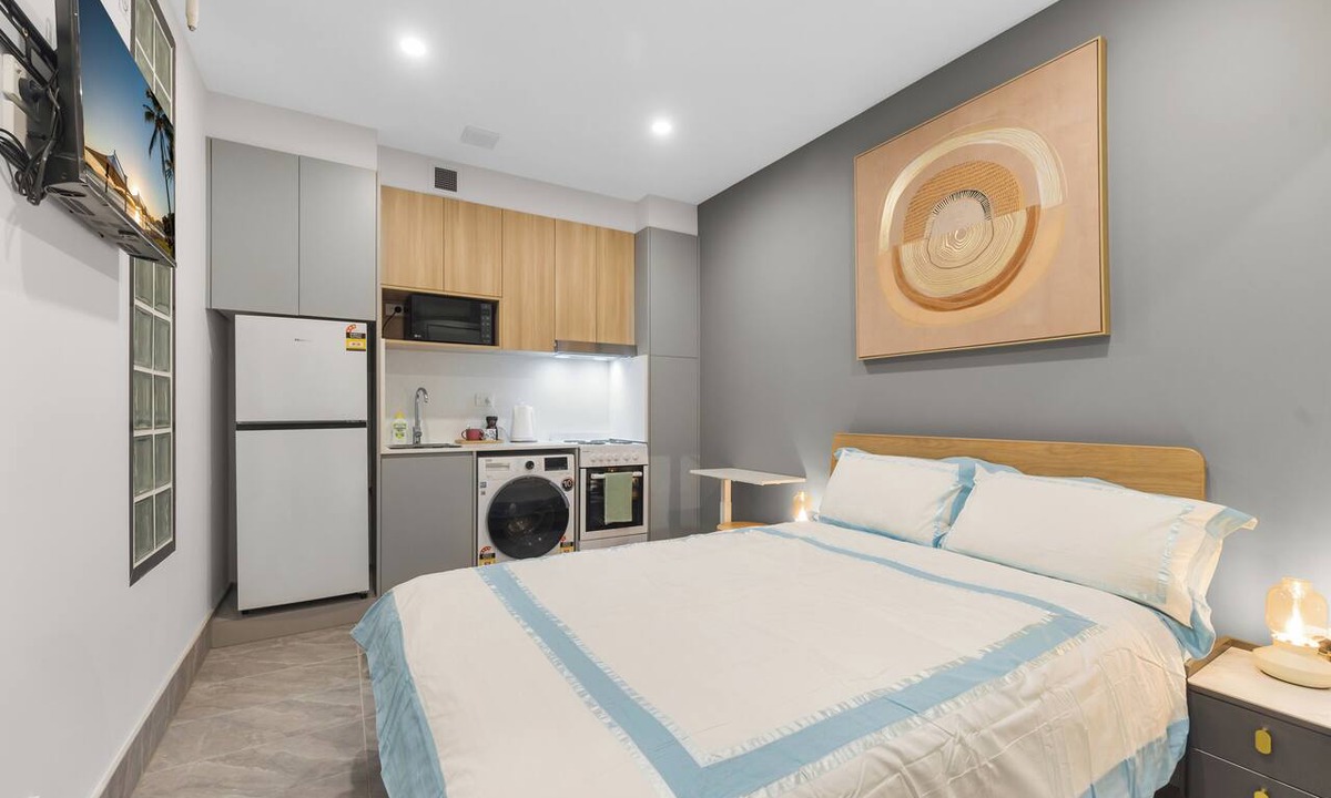 Padstow Apartment | Self-contained studio near train station