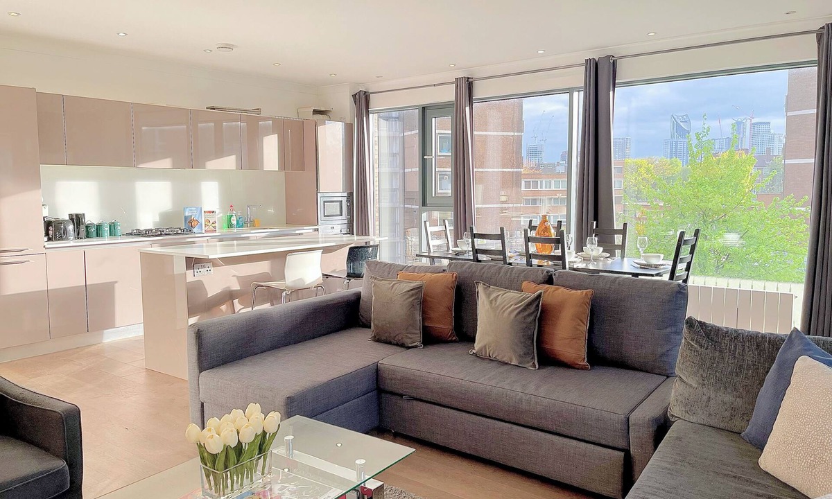 Elephant and Castle Apartment | Sleek 3-bedroom flat with life in Southward, Bourough near The Shard