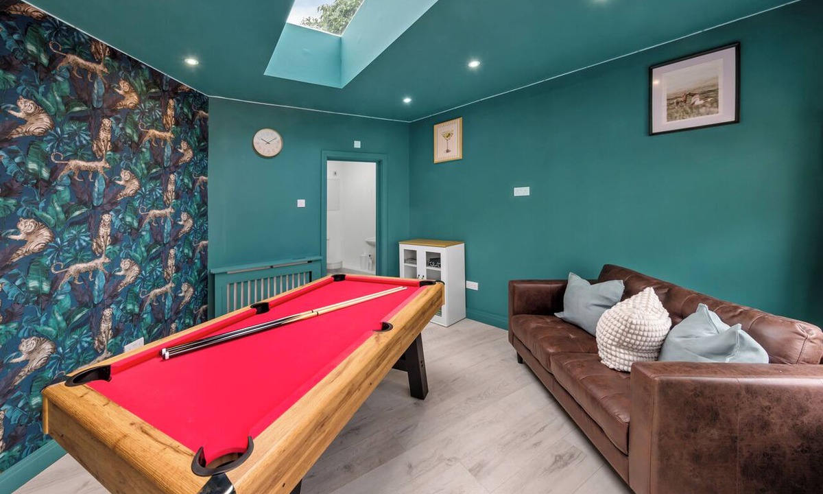 Northolt Mandeville House | Sleeps12, Working space, Game room & Free Parking- 6 ensuite room with Tv/room