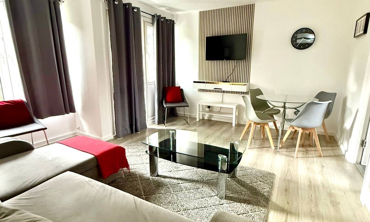 Kennington Apartment | Spacious 2 Bedroom flat with Balcony – 5 min to Kennington Tube, Central London