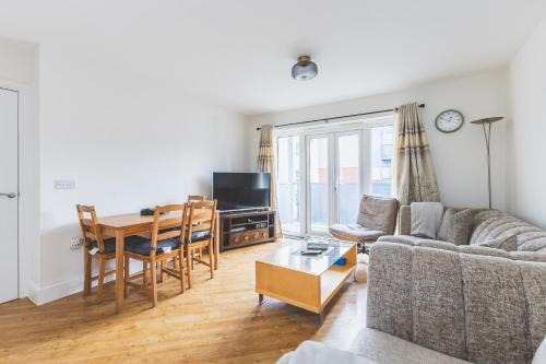 Yiewsley Apartment | Spacious 2BDR 2Bath Apt with Parking Near Heathrow