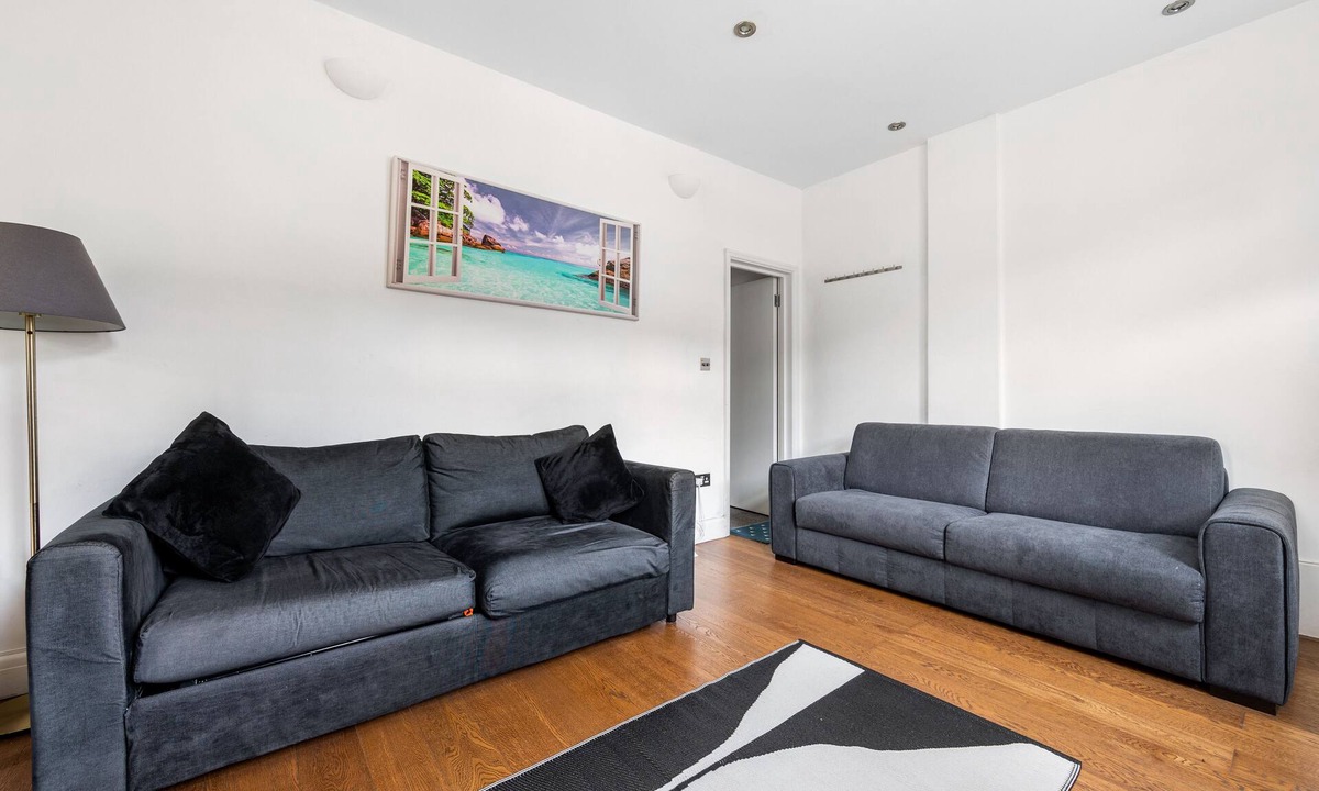 Balham Apartment | Spacious Zone 2 Flat Sleeps 10 FREE Parking (4 Cars/2 Vans) Ideal for Families.