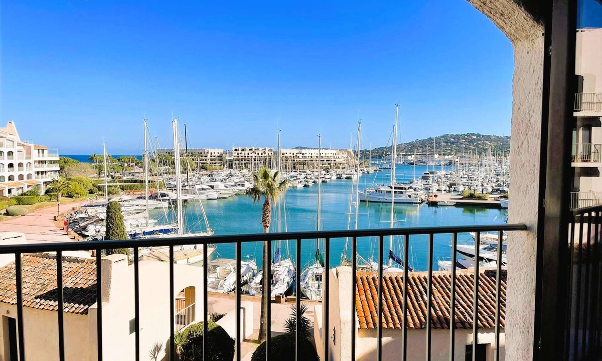 Port Cogolin Apartment | Studio for 2 people with a view of the marina in Cogolin