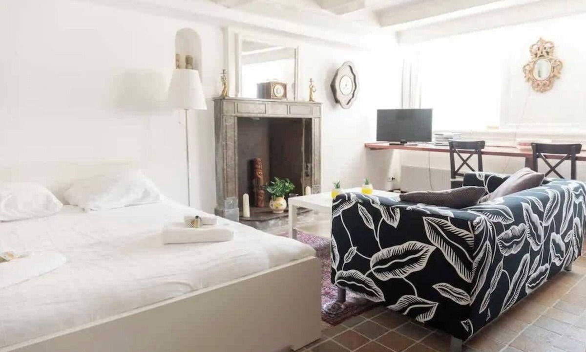 Burgwallen Nieuwe Zijde Apartment | Studio/Souterrain apartment located at Canal!