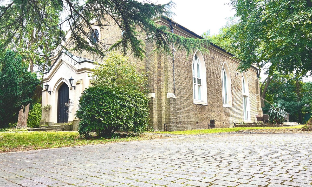 Uxbridge South House | Stunning converted church perfect for a weekend celebration
