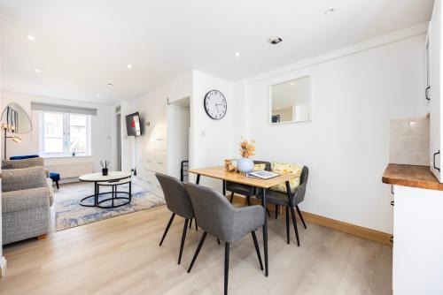 Cubitt Town House | Stylish 2BR Home Near Canary Wharf with Garden & Free Parking