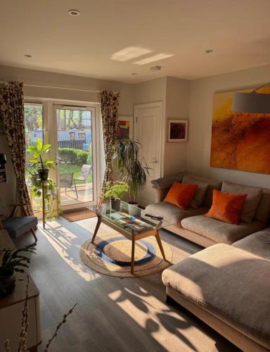 Uxbridge South Apartment | Stylish Art Apartment with Canal