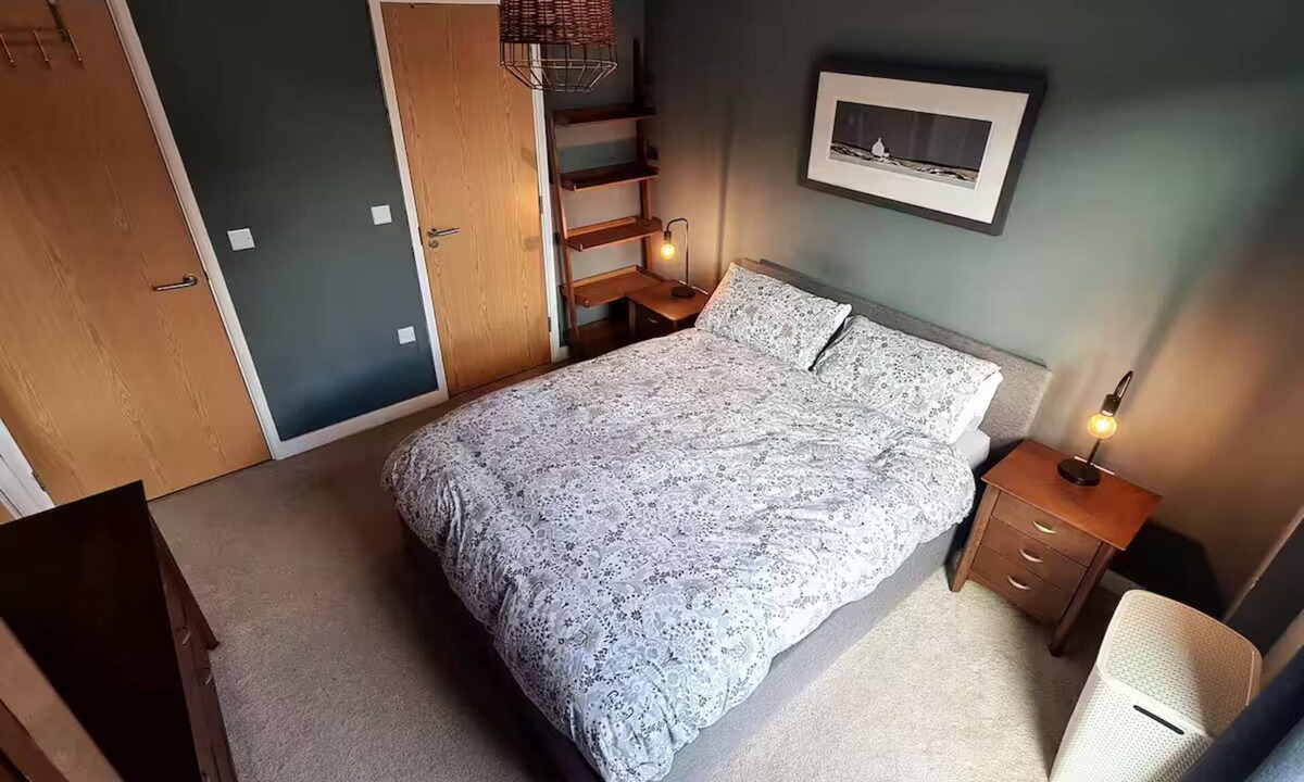Camberwell Green House | Stylish London flat w/AC Unit, Office & Balcony. 20 minutes to central London