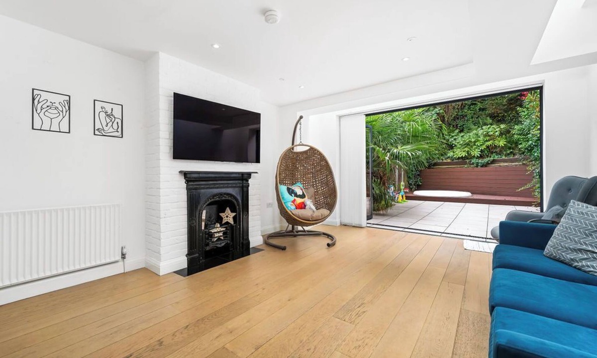Plaistow South House | Stylish Retreat Private Garden & Hot Tub in London