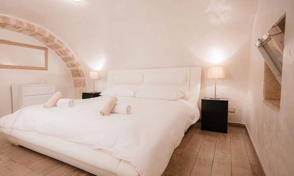 Bari City Centre Apartment | SuiteHouse78-Elegant Central Apartment with Private Garden, near Bari Old Town
