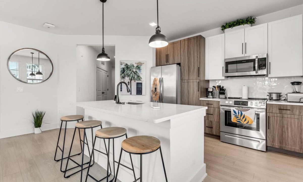 Ruskin Apartment | Sunny 2-Bed Oasis: Pool & Gym in Apollo Beach