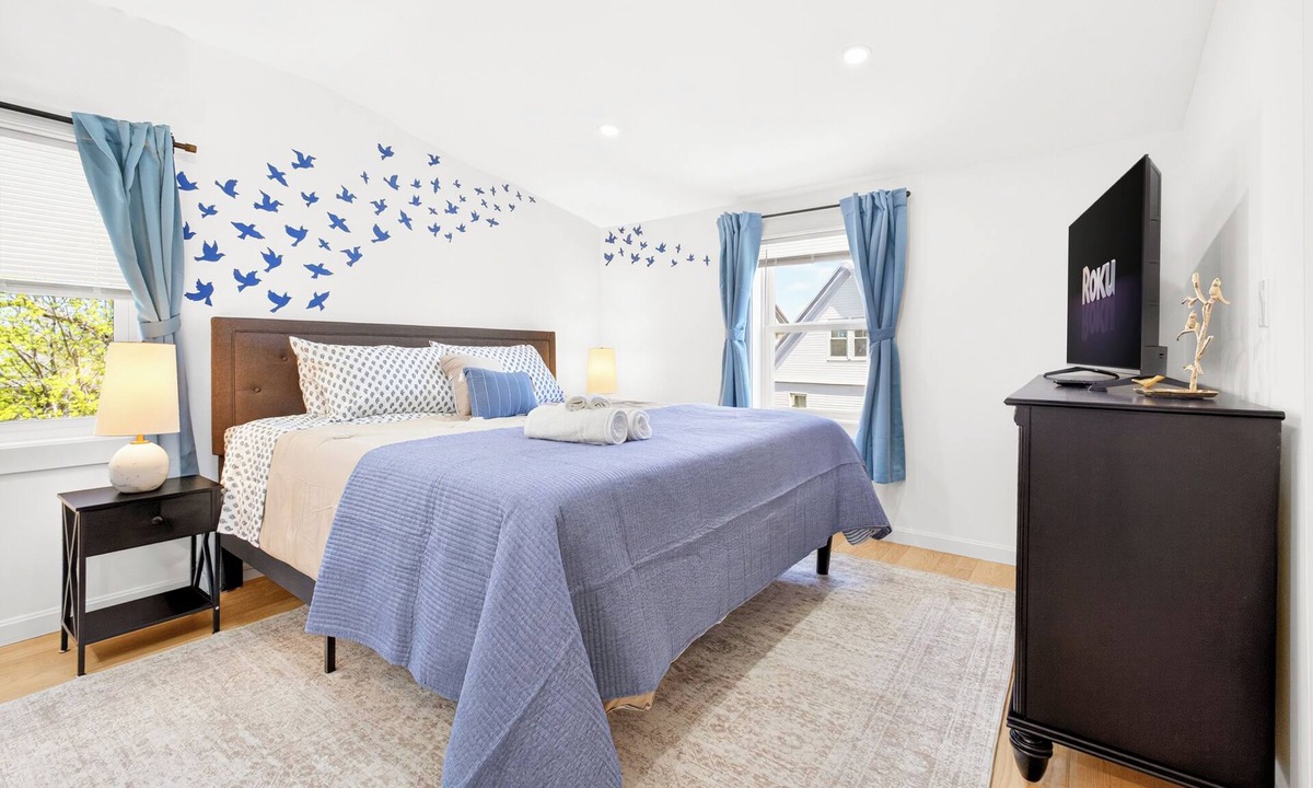 Milton House | The Milton Manor 5BR 2BA - Sleeps 10 - Unit 2